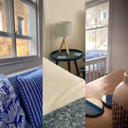 Sandy Feet, St Eia Street. Cosy + Parking Apartment *